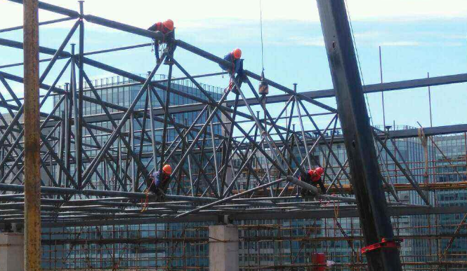 河北論網(wǎng)架裝配施工中搭設(shè)腳手架應(yīng)當(dāng)留神的事故