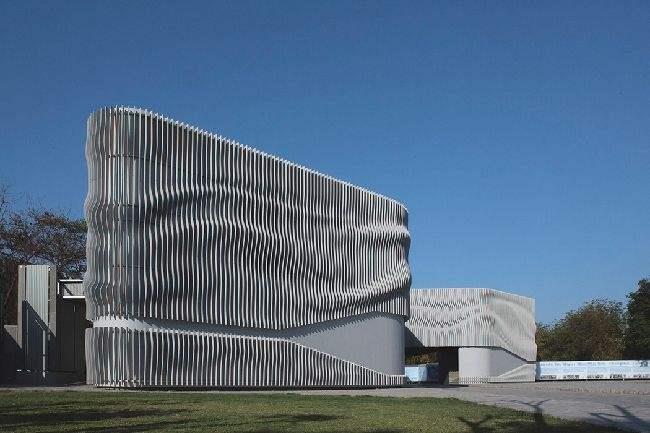 三亞淺談現(xiàn)代建筑采用網架結構安裝的主要優(yōu)勢和應用